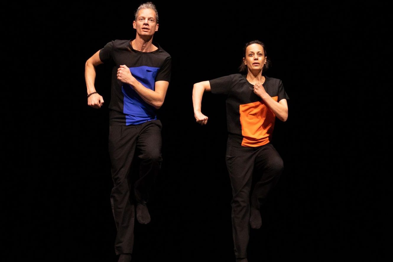 Tanz zwischen Extremen: Cie. 7273 feiert 20 Jahre Bühnenerfahrung mit einem augenzwinkernden Rückblick.