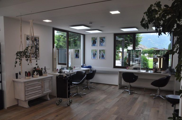 Von der Raiffeisenbank zum Frisörsalon: salon nina