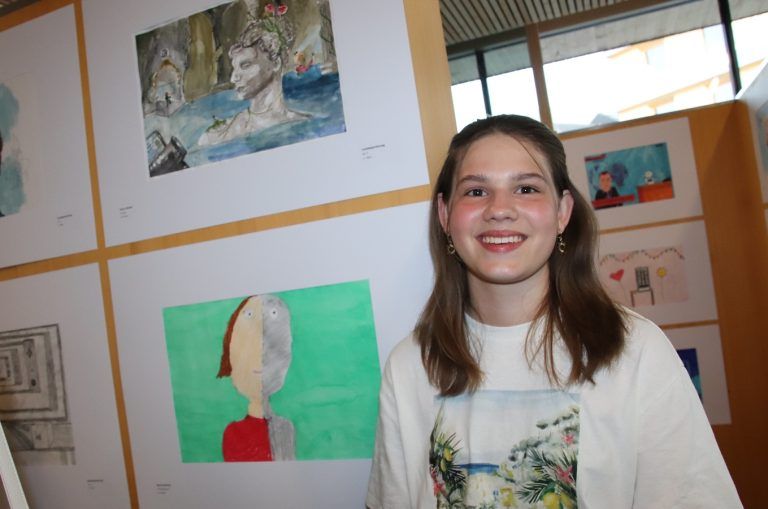 Preisgekrönte Werke junger Künstler: Marie Metzler (Mittelschule Egg) unter ihrem Werk mit der antiken Statue.