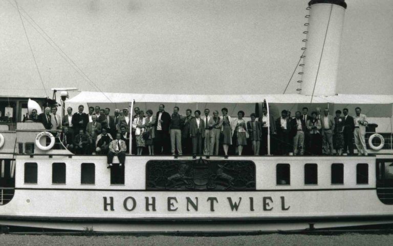 60 Jahre Matura – eine nostalgische Reise: Im Maturajahr 1964/65 waren die heutigen Jubilare die ersten Gäste, die auf der eben erst im Sporthafen verankerten Hohentwiel feierten – zum Silbernen Jubiläum versammelten sie sich 1990 wenige Tage nach der zweiten Jungfernfahrt zum Erinnerungsfoto auf dem Dampfer. Auch zum 40er waren sie mit "ihrem" Dampfer unterwegs.