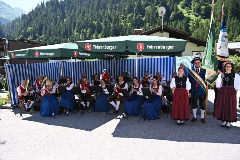 70 Jahre Bergrettung Klösterle: Die Harmoniemusik spielte einen zünftigen Frühschoppen.