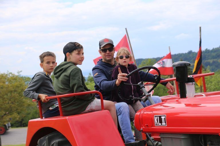 Viel Nostalgie zur Dienstfreistellung : Leidenschaft zur alten Technik vereint mit Spaß beim Oldtimertreffen in Buch
