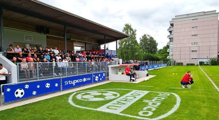 Spannung und Emotionen beim Meisterschaftsfinale im Stadion Hoferfeld: Vor über 500 begeisterten Fans konnte das junge Lochauer Team mit ihren Trainern Franco Bologna und Günter Steffani mit einem verdienten 2:0 Sieg den Aufstieg in die 2. Landesklasse feiern.