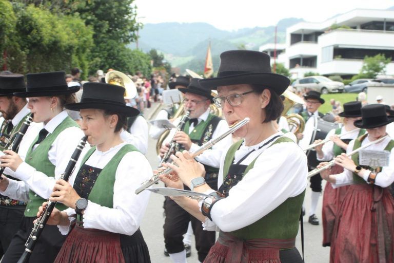 Sulz im Festmodus: Musikverein feiert mit Politikprominenz: Viel Applaus gab es für den MV Laterns.