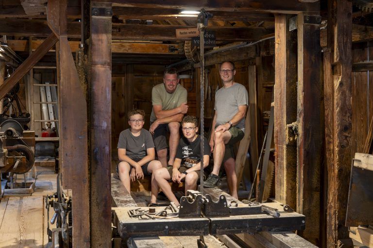 Altes Handwerk, Kunst und Kultur „am Kiachobühl“ : Vorne weg - die beiden Säger Rene und Markus und auch die beiden Zwillinge Peter und Paul sind mit von der Partie