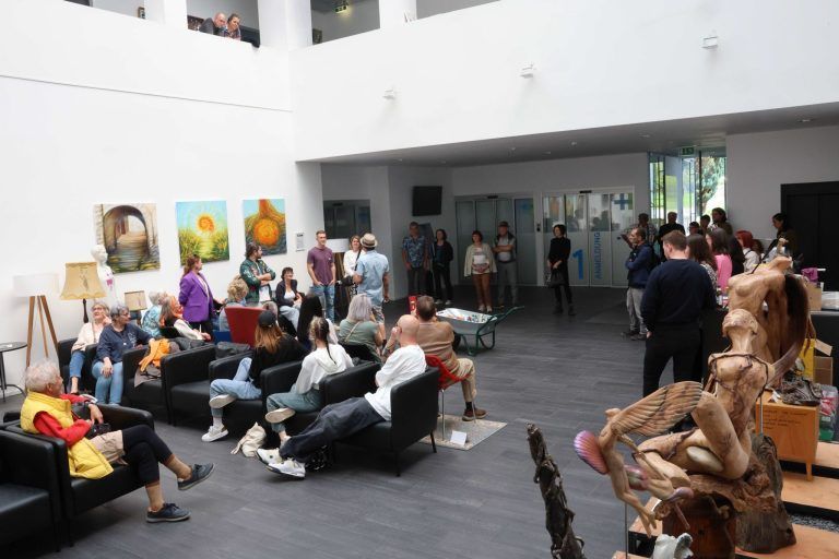 "gallery.T69" wieder vielfältig und spannend: Ein Teil der gezeigten Kunst und der Vernissagebesucher:innen.