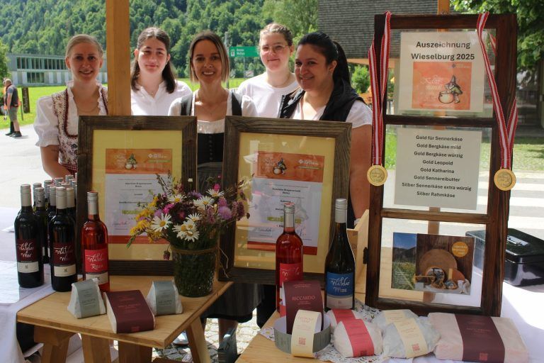 Exklusive Wein- und Käseverkostung: Eben erst gekürter Wäldar Win und Weichkäse aus Schnepfau, für die es in Wieselburg auf Anhieb zwei Goldmedaillen gab. STP