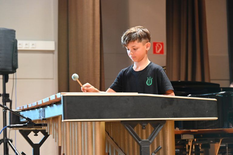 Gemeinsam musizieren im Klostertal: Marwin spielte auf der Marimba.