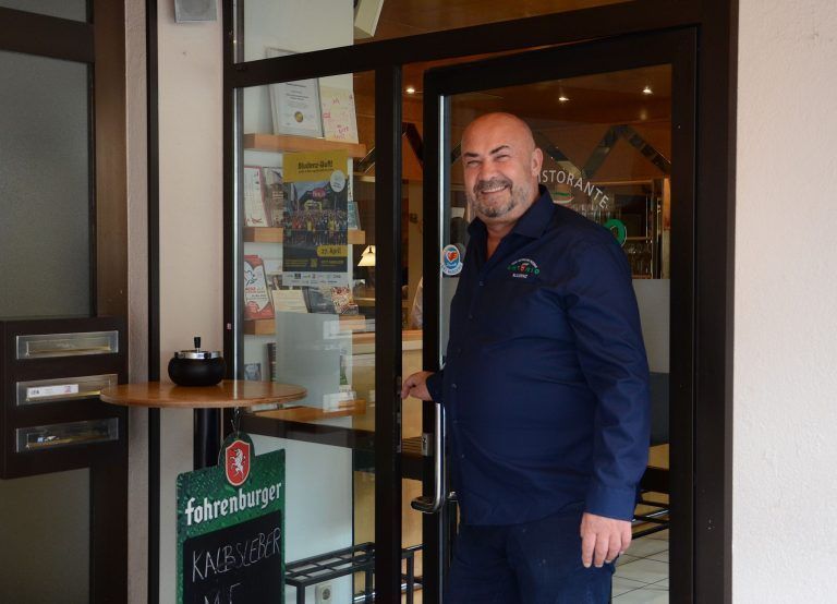 „Es war nicht mehr auszuhalten“: Küchenchef Afrim auf dem Weg zu seinem Arbeitsplatz in der Pizzeria. HRJ