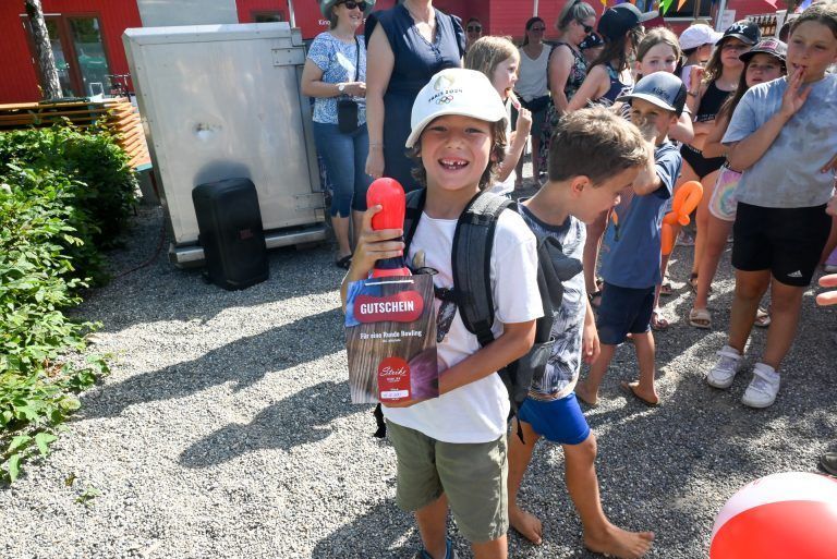 Schulgemeinschaft trotzte tropischer Hitze: Dieser junge Schüler gewann einen Bowling-Gutschein und freute sich sehr über diesen Preis.
