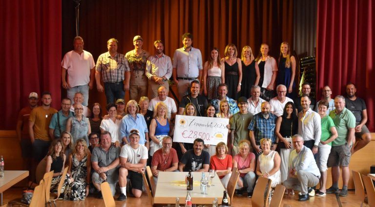 Beim Helferfest in der Polytechnischen Schule Montafon in Bartholomäberg-Gantschier wurden vor Kurzem 28.500 Euro an die Kinderkrebshilfe Tirol und Vorarlberg übergeben. Foto: WIR - Helfer aus Gantschier