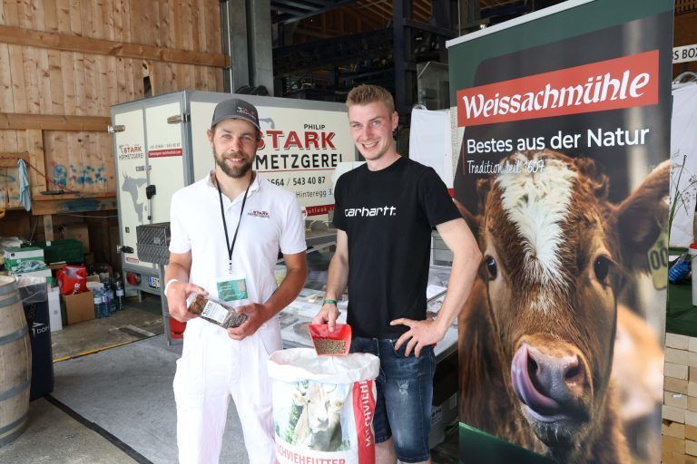 Riesen-Schaufenster für Betriebe und Musikanten: Somon Bickel (Philip Stark Hofmnetzgerei) und Clemens Nigsch (Weissachmühle).