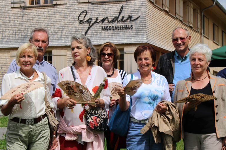 „Eigentlich wollte ich nach Paris . . .“: Auch über Tausende Kilometer hinweg pflegt Roland Güttler alte Freundschaften: Zum 50-Jahr-Treffen brachte der Weitgereiste seinen ehemaligen Maturakolleginnen kunstvolle Fächer aus Hongkong mit.