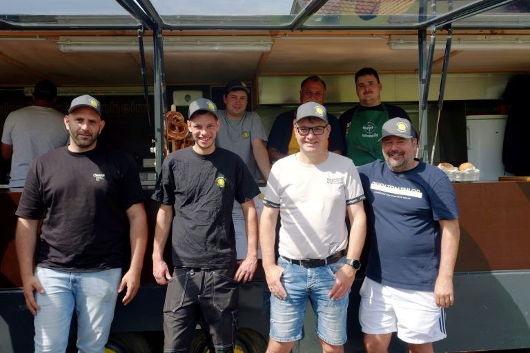 Sonniger Frühschoppen im Sonnenheim: Die stolzen Funkner gaben auf dem Frühschoppen vollen Einsatz.