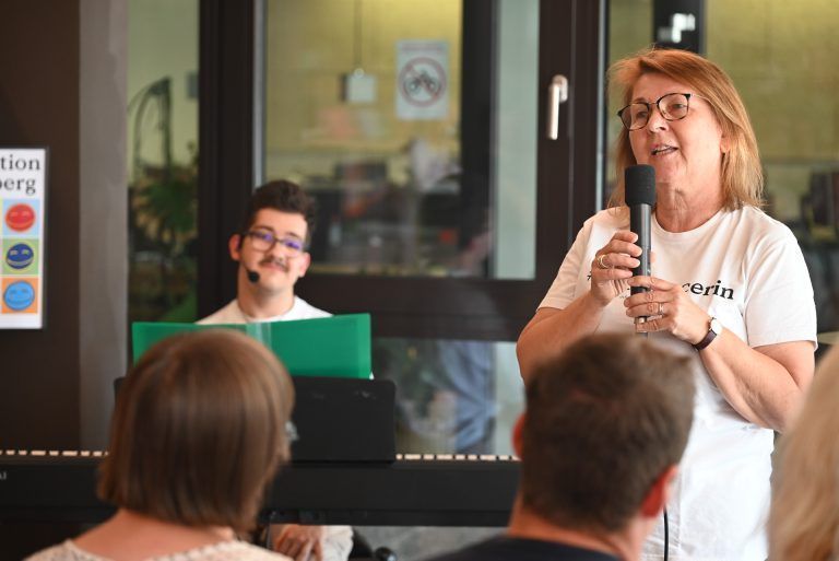 Verein Integration stellt in Bibliothek aus: Joshua spielte für die Gäste am Keyboard und Claudia Niedermair vom Verein freute sich über das bereits Erreichte und die Ausstellung in Lustenau.
