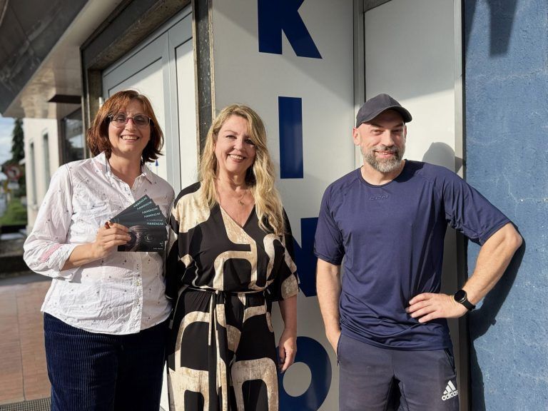 Regisseurin Anita Makris, Schauspielerin Yasmin Ritter und Kinobetreiber Pierre Fenkart bei der Vorarlberg-Premiere vor der Lustenauer Kinothek.