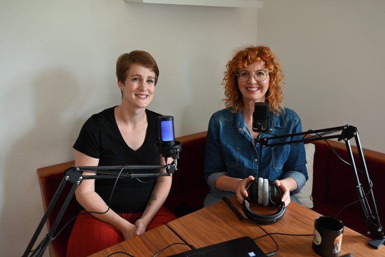 Neue Volksschule im Mühlefeld?: Raphaela Hollenstein und Eva Deschler-Einwaller setzen sich für den Bau einer fünften Volksschule ein. Nun starten sie mit ihrem eigenen Podcast "Kaffee & Klartext".