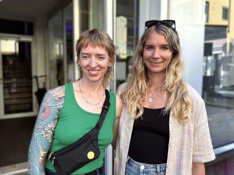 Ein Sommerabend voller Musik und Genuss: Birgit Kappler (Studio Ingeborg) und Fotografin Kirstin Hauk.