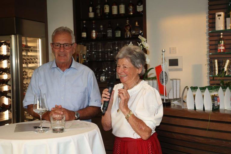 "Lions" helfen mit Golfturnier : Moderator Edgar Mayer und Kristl Moosbrugger.