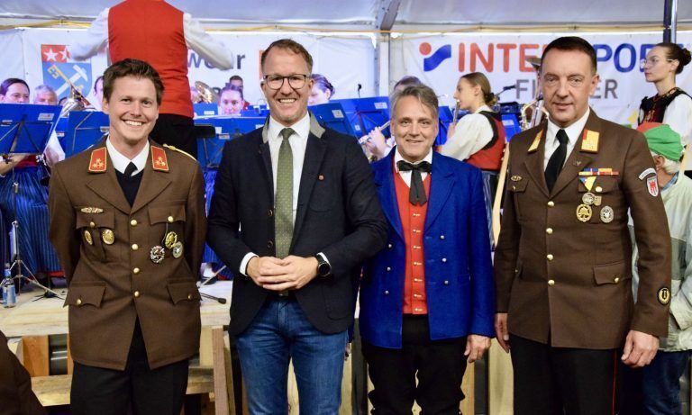Segen für neue Silbertaler Einsatzfahrzeuge: Feuerwehrkommandant Johannes Netzer, Landesrat Christian Gantner, Bgm. Thomas Zudrell und Bezirksfeuerwehrinspektor Karl-Heinz Beiter, v. l.
