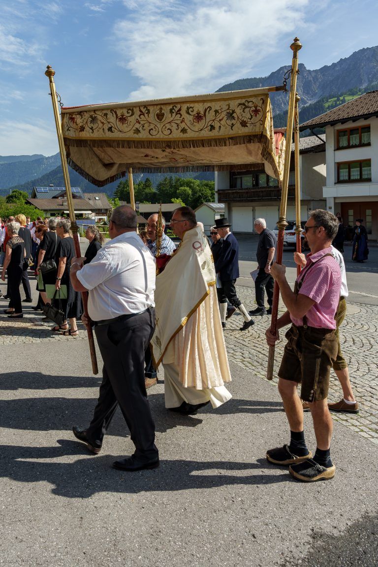 Ein stimmiges Miteinander bei der Fronleichnamsprozession in Vandans: Der Baldachin, auch (Trage-)Himmel genannt, ist ein Ehrenzeichen, das bei der Prozession die Monstranz mit dem Leib Christi schützt
