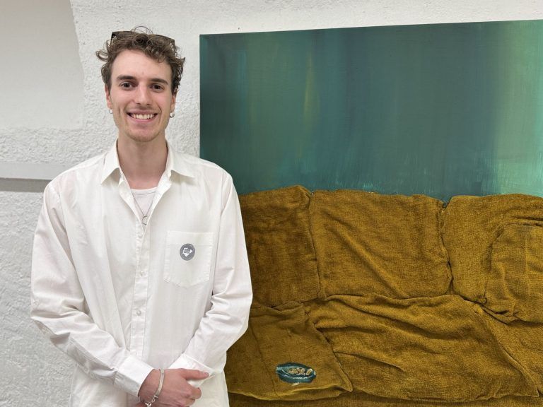 Kunst, Musik und Begegnung: Künstler Clemens Gächter mit seiner Arbeit "Kitsch Kautsch".