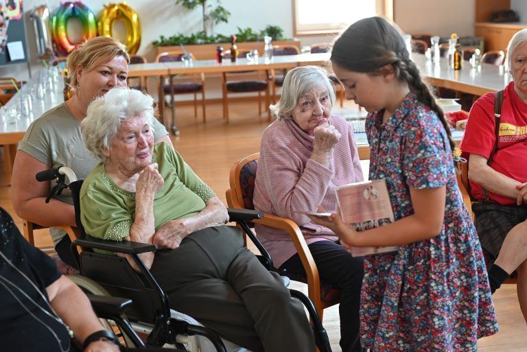 Kinder lernen Umgang mit Demenz: Auch Bewohnerin Trudi erhielt eine Erklärung von einer Schülerin.