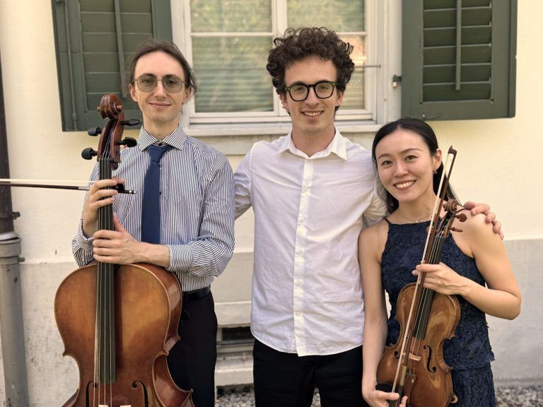 Kunst, Musik und Begegnung: Das Trio Souvenir mit Gustav Wocher, Liam Dugelay und Sakura Ito.