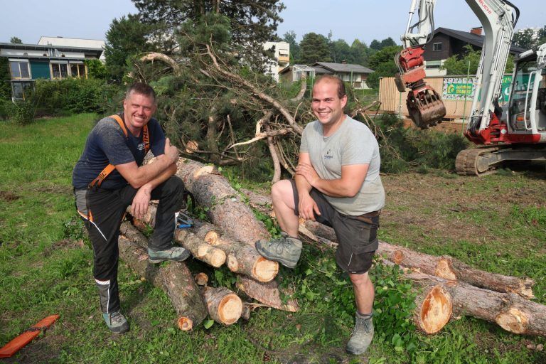 Start für neuartiges Wohnen am Kapellenweg: Renè Bader und Johannes Hager mußten einen Teil des Grundstsücks erst roden.
