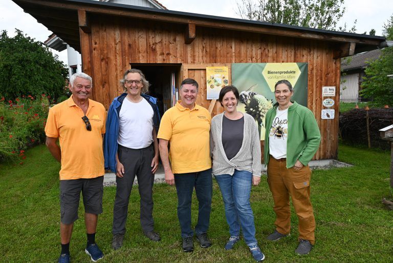 Tag des offenen Bienenstocks: Standen Rede und Antwort: Die Imker Kurt, Peter, Martin, Simone und Martina (v.l.n.r.)