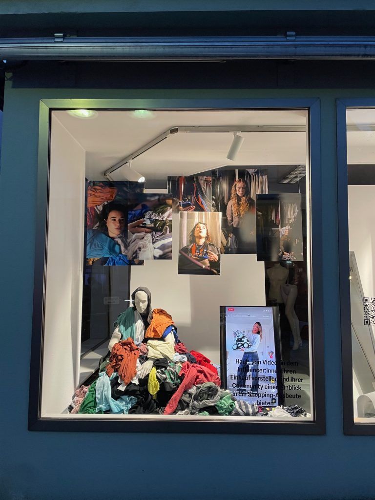 Bye Buy im Schaufenster: Die Schaufensterinstallation regte viele Passanten zum Nachdenken an.