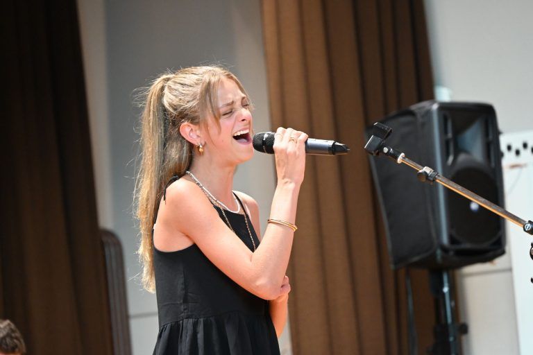 Gemeinsam musizieren im Klostertal: Chiara überzeugte mit ihrer Stimme.