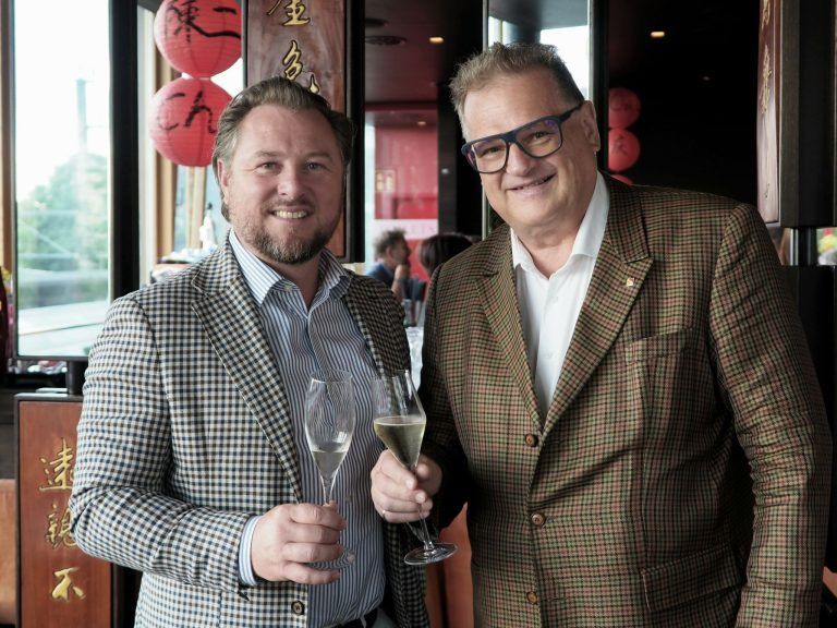 Genuss, Klang und Kultur: Weinexperte Sebastian Spiegel mit Verwaltungsrat Edgar Schieder (Plex AG).