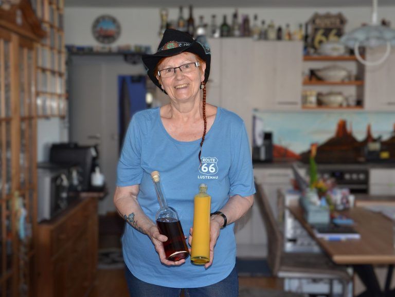 Leben, lieben, lachen, tanzen: Gerda von König hat den Hudson Whiskey und Eierlikör selbst gemacht. HRJ