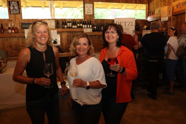 Edle Weine, Brände und Cocktailkreationen: Petra Pfister, Anita Mayer und Sandra Grutsch.