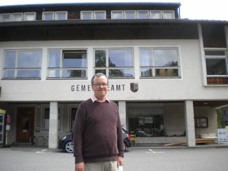 Mellauer Gemeindehaus nimmt Fahrt auf: Bei einem Lokalaugenschein erläuterte Bürgermeister Tobias Bischofberger das Konzept und die Vorgangsweise für den Neubau des Gemeindeamts, das auch zusätzliche Nutzungen bieten wird.