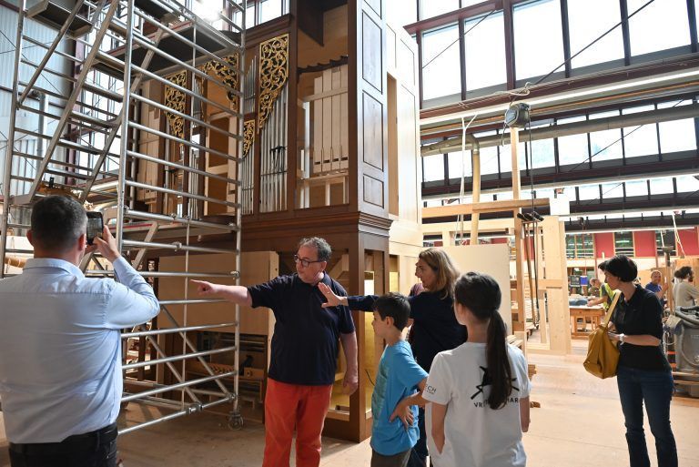 Orgelschüler besuchten Rieger-Werkstatt: Die Schüler hatten Glück: Zwei fertige Orgeln standen in der Halle und wurden für den Transport nach China fertig gemacht.