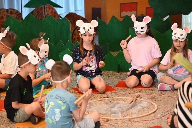 Musikalisches Familienfest im Kindi Engelbach: Sie ließen die Klanghölzer im Takt erklingen.