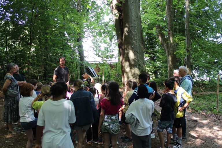 Naturschutz macht Schule: Der Specht im Fokus: Die Kinder zeigten was sie alles über Wald und Specht gelernt haben.