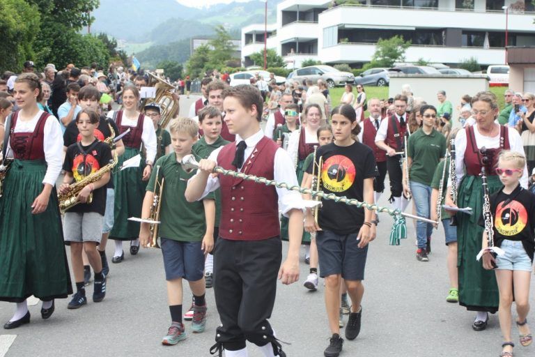 Sulz im Festmodus: Musikverein feiert mit Politikprominenz: Jungmusik Sulz-Zwischenwasser trat zu Beginn in Erscheinung.