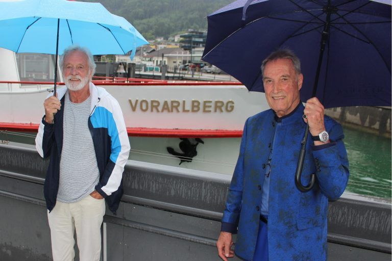 60 Jahre Matura – eine nostalgische Reise: Wenn für den HAK-Maturajahrgang 1964/65 ein Jubiläum ansteht, dann ist kein Weg zu weit: Wolfi Stalzer (l.) reiste auch diesmal aus Wien an – ein „Katzensprung“ im Vergleich zur Reise seines ehemaligen Banknachbarn Roland Güttler, der in Hongkong lebt: via Helsinki und Zürich fast 11.000 Kilometer bis Bregenz und mehr als 17 Stunden reine Flugzeit.