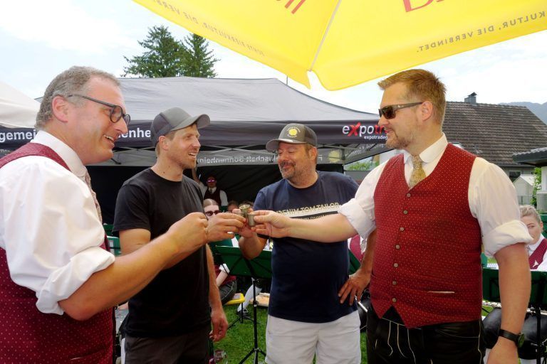 Sonniger Frühschoppen im Sonnenheim: Die Verantwortlichen der Funkengemeinschaft und des Musikvereins stießen auf das gelungene Fest an.