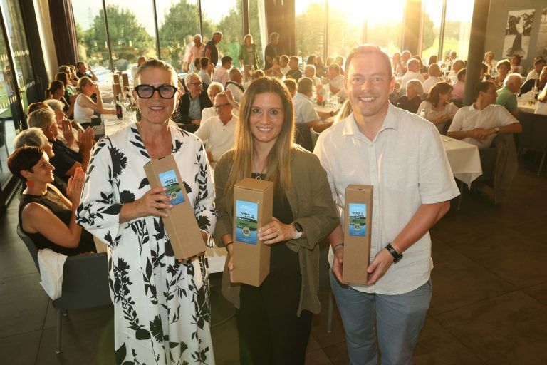 "Lions" helfen mit Golfturnier : Jutta Jäger, Antonella und Martin Frick.