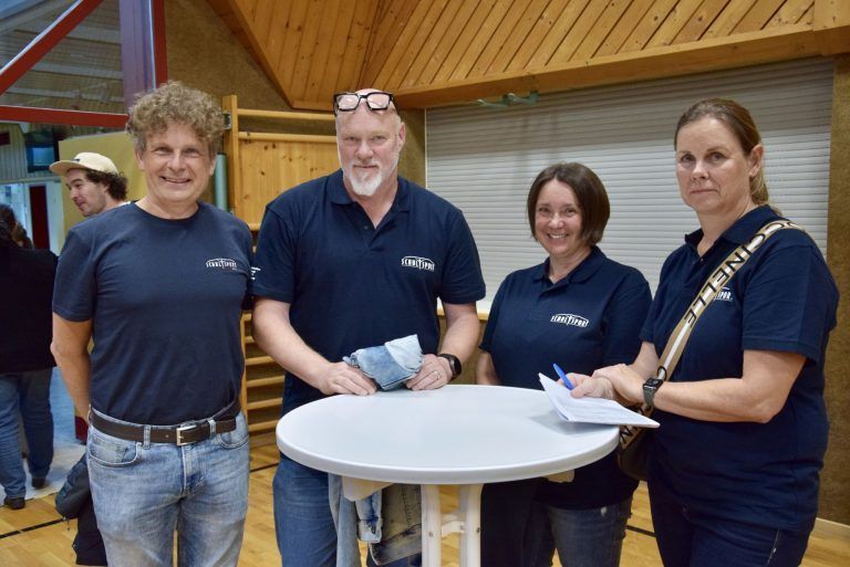 Ländle-Polykickern gelang Sensation: Bernd Malina (OK-Team und Bundeskoordinator für den Polycup), Michael Busch (Landesreferent OÖ, Polytechnische Schule Urfahr), Susi Rinner (NÖ, Polytechnische Schule Scheibbs) und Susanne Preg (Mittelschule Dornbirn, Haselstauden, OK-Teammitglied), v. l.