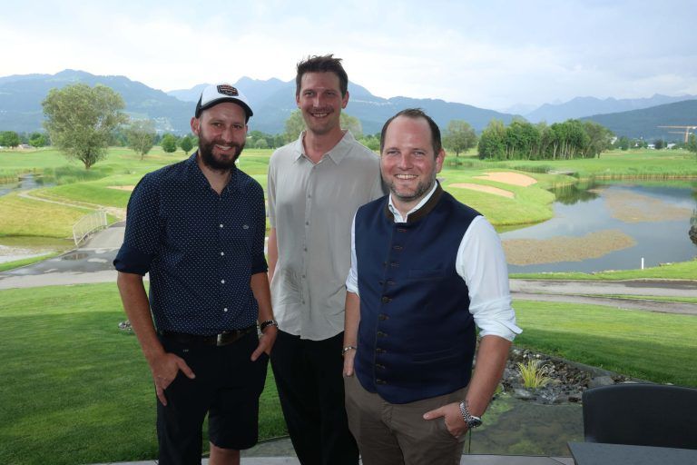 "Lions" helfen mit Golfturnier : Künstler Clemens Walser, Kevin Lins und Stefan Finzgar.