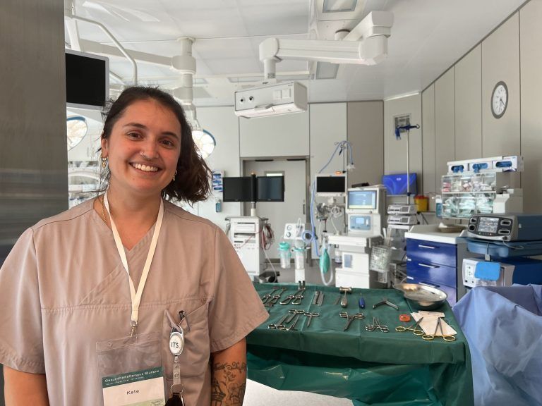 Tag der offenen Tür im Gesundheitscampus Bludenz: OP-Schwester Kate zeigte den Besuchern den OP