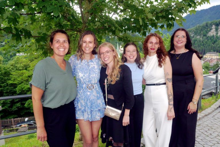 Mitten im Leben Elementares vermitteln : Lucia, Sophia, Petra, Elena, Lina und Delia.