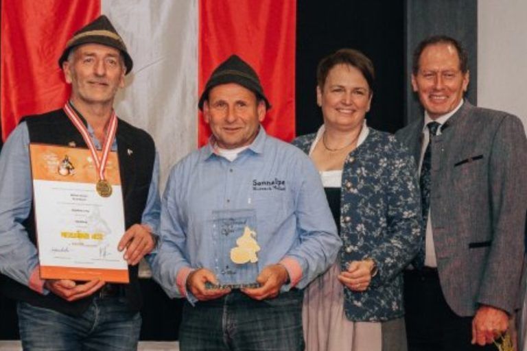 Ein großer Augenblick für Erwin Willam und seinen wichtigen Helfer Leo Berthold: In seiner ersten Saison als Alpsenner auf Wurzach gewann der Krumbacher zwei Goldmedaillen und das Kasermandl.