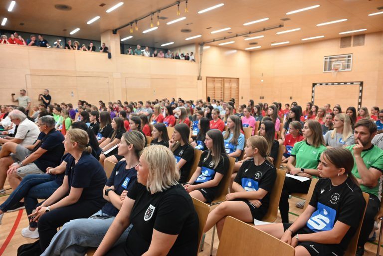 Fußballerinnen aus ganz Österreich treten in Hohenems an: Der Turnsaal war mit den Landessieger-Teams aus Österreich vertreten.