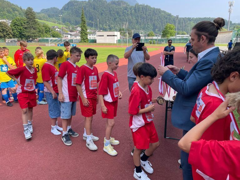 MS Koblach triumphiert bei Schülerliga-Finale in Bludenz: Eine Medaille als Lohn für die gezeigten Leistungen.